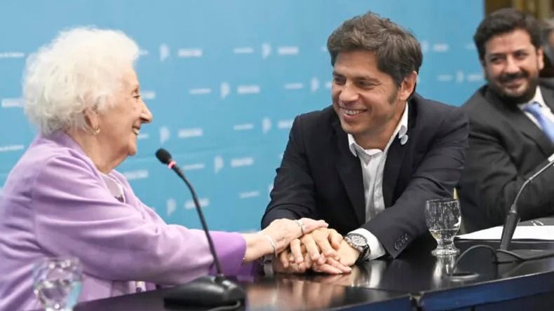 El gobernador bonaerense, Axel Kicillof, junto a la titular de Abuelas de Plaza de Mayo, Estela de Carlotto