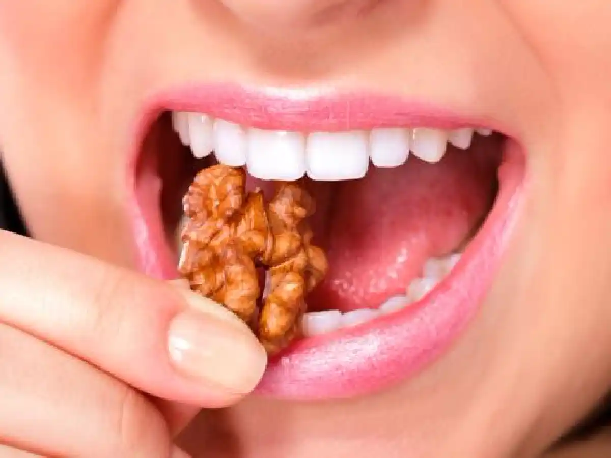 Tomar té verde y comer nueces: consejos de nutricionistas para lidiar con el estrés