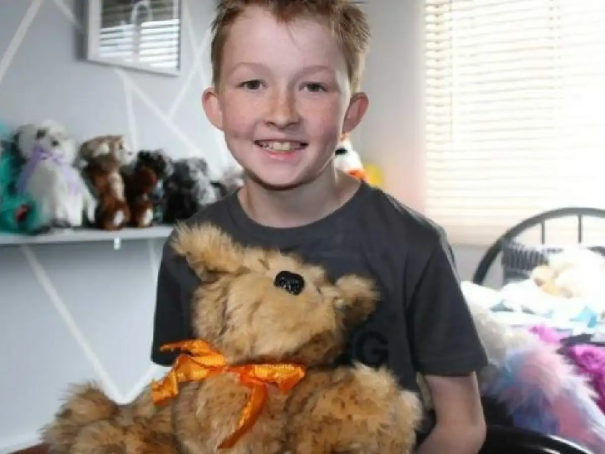 Tiene 14 años y confecciona ositos de peluche para hacer feliz a niños internados
