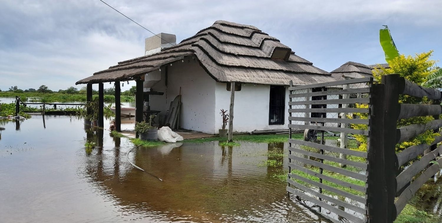 La crecida del río genera crisis en el suministro de agua y suspensión de clases en San Javier.