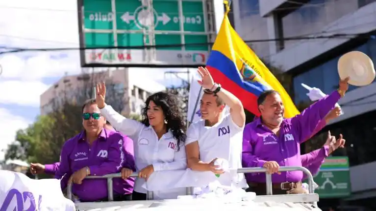 VIOLENCIA DESATADA ECUADOR: atacan a balazos caravana de candidato presidencial Daniel Noboa