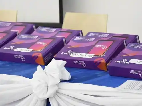 El Gobierno provincial entregó 935 tablets
a delegaciones zonales de Educación