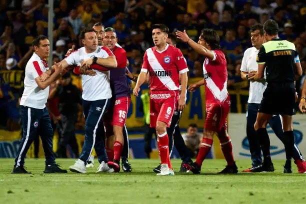 Milito reclamó y fue expulsado.