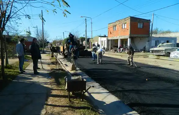 Pavimentaron calle Güemes y se trabaja en el enripiado de varias calles de la ciudad