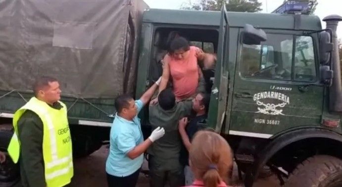 Gendarmes parteros: una mujer dio a luz mientras la evacuaban por una crecida en San Juan