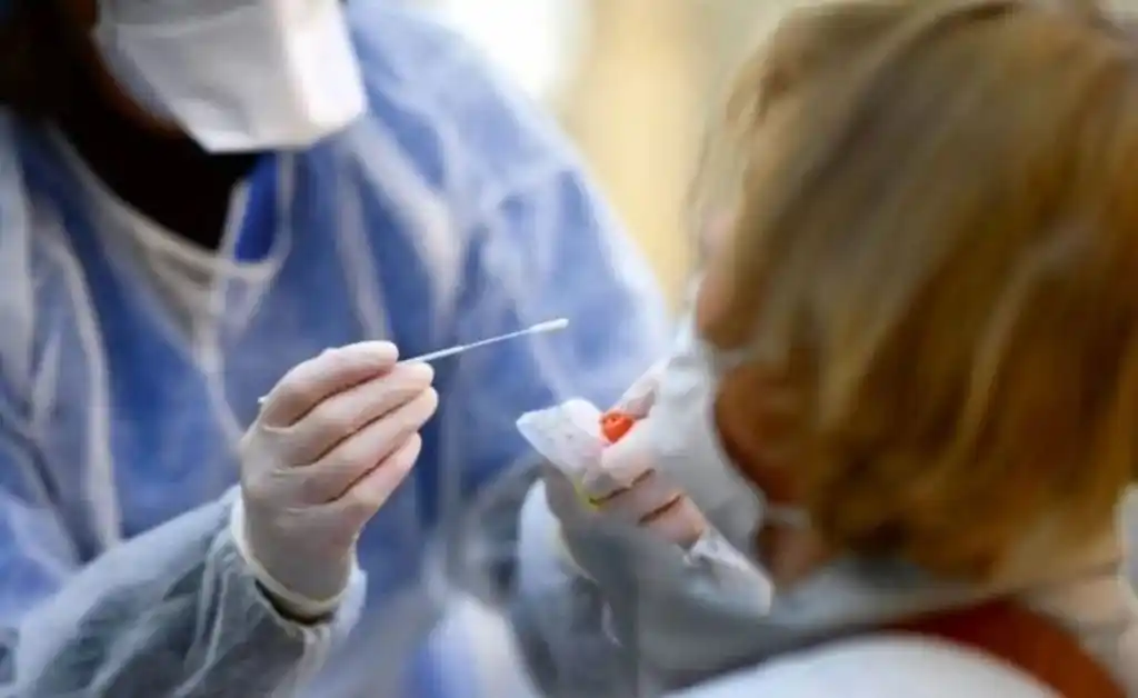 Reportaron 6.183 nuevos contagios y 121 muertes de covid en el país