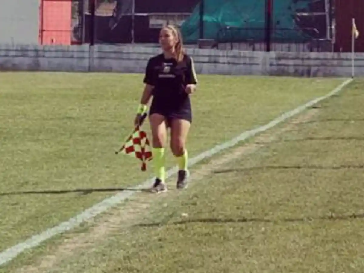 Llorando, una referí suspendió un partido de fútbol infantil