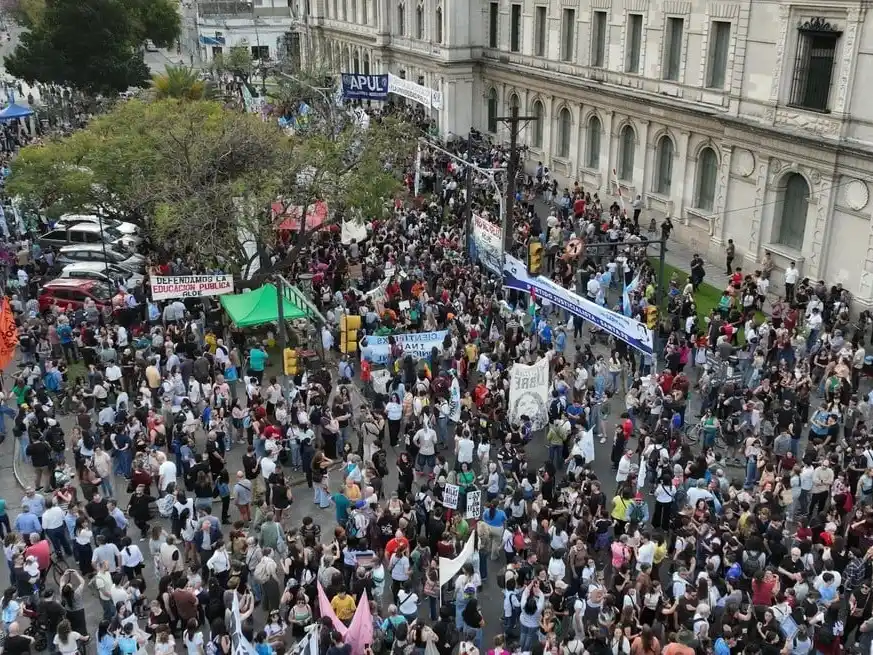 Una multitud participó de la marcha y el acto frente al Rectorado de la UNL del 17 de septiembre de 2025. Foro: Fernando Nicola