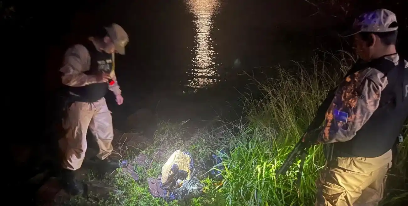 Los contrabandistas dejaron el paquete del lado argentino y regresaron a su país. Foto: El Litoral