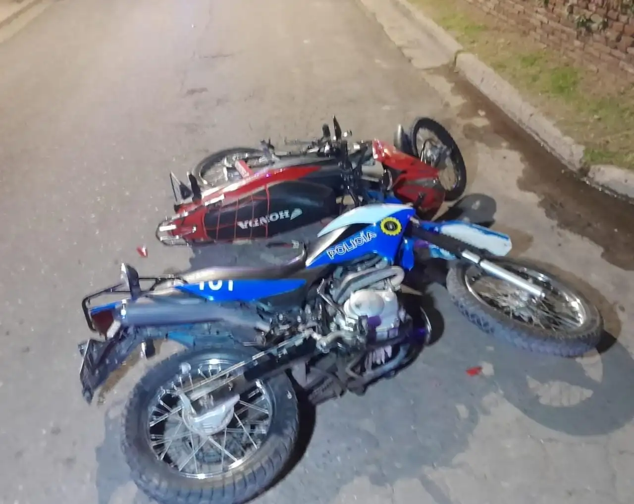 Choque entre una moto y un móvil policial dejó dos heridos en Victoria
