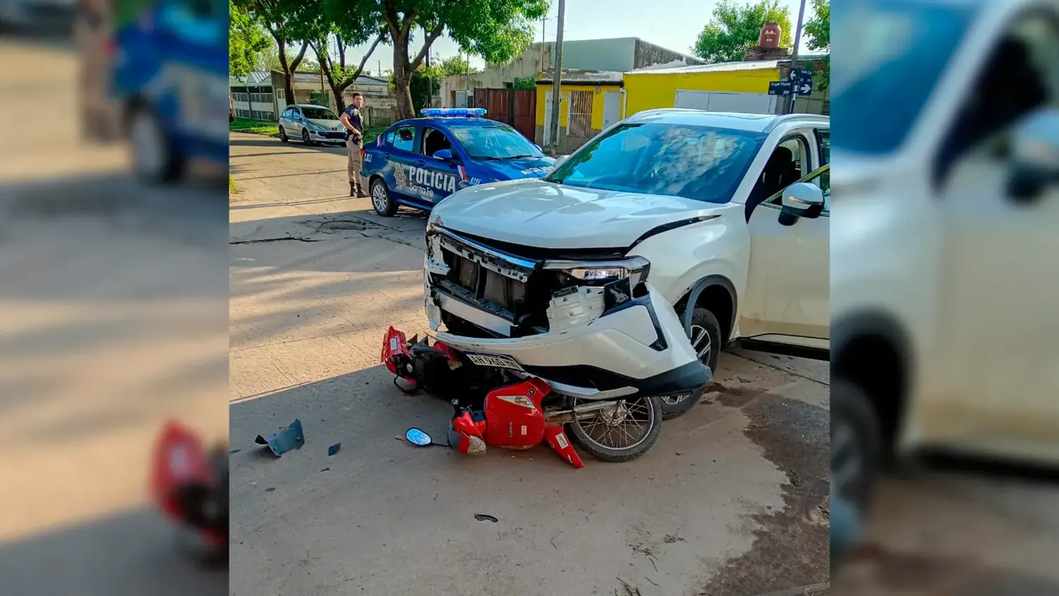 Accidente nuestro de todos los días: fuerte choque entre un auto y una moto en el barrio Villa Dominga
