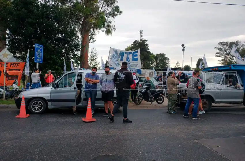 Cartoneros y recicladores reclaman al Emsur logística para evitar utilizar carros a caballo