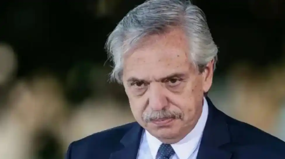 Trágico destino final. Alberto Fernández, ex presidente retirado de la política con denuncias de corrupción y violencia de género.