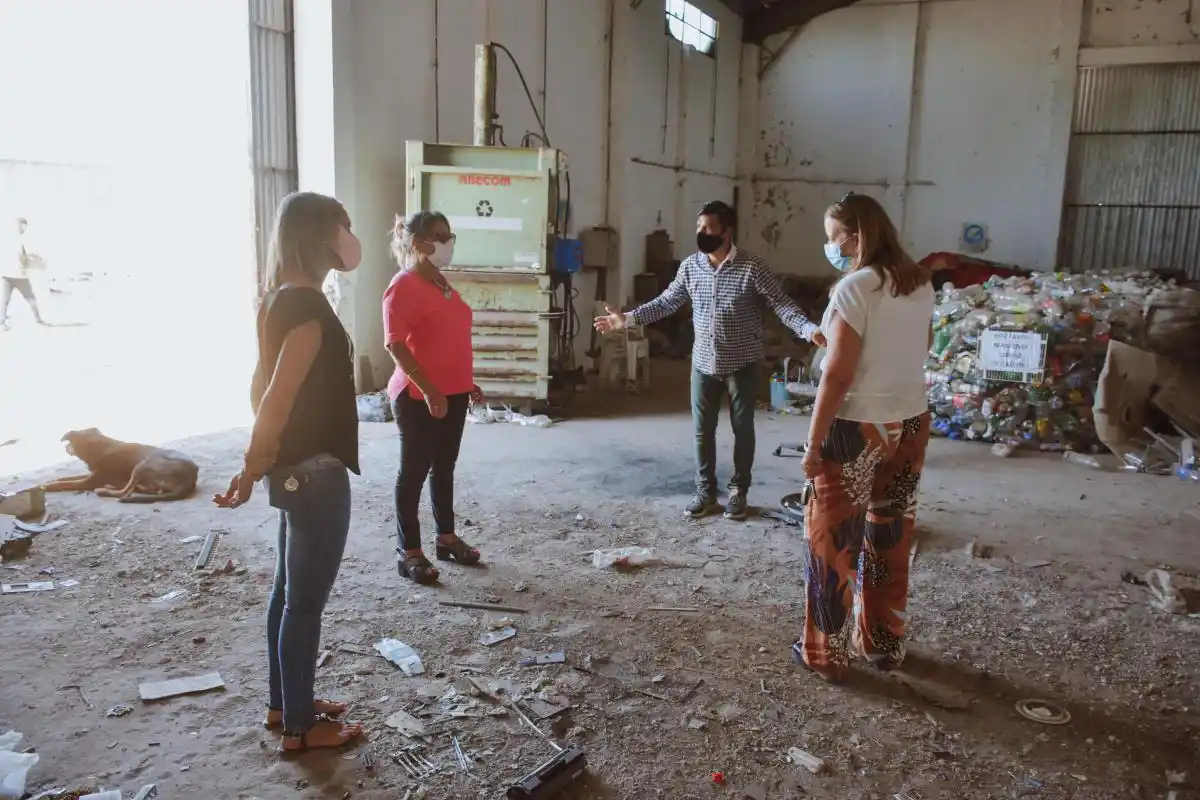Funcionarios y representantes de Cooperativa Del Sol recorrieron la Planta de Reciclaje