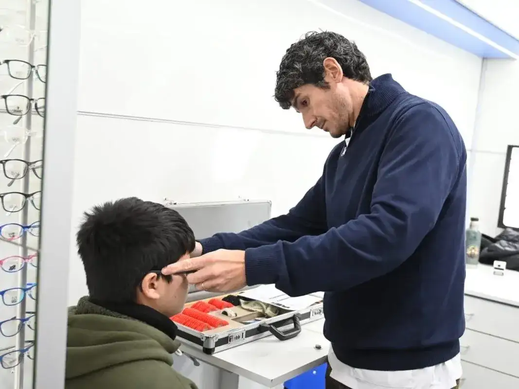 Más de 170 niños y adolescentes fueron atendidos en la primera jornada del programa “Ver para Ser Libres”