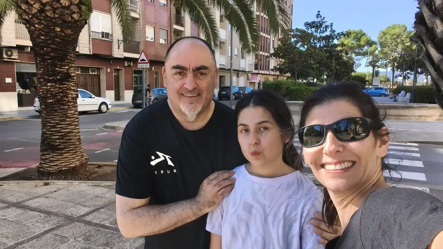 En Valencia. Cecilia Gotta junto a su esposo Gustavo e hija, Sophie