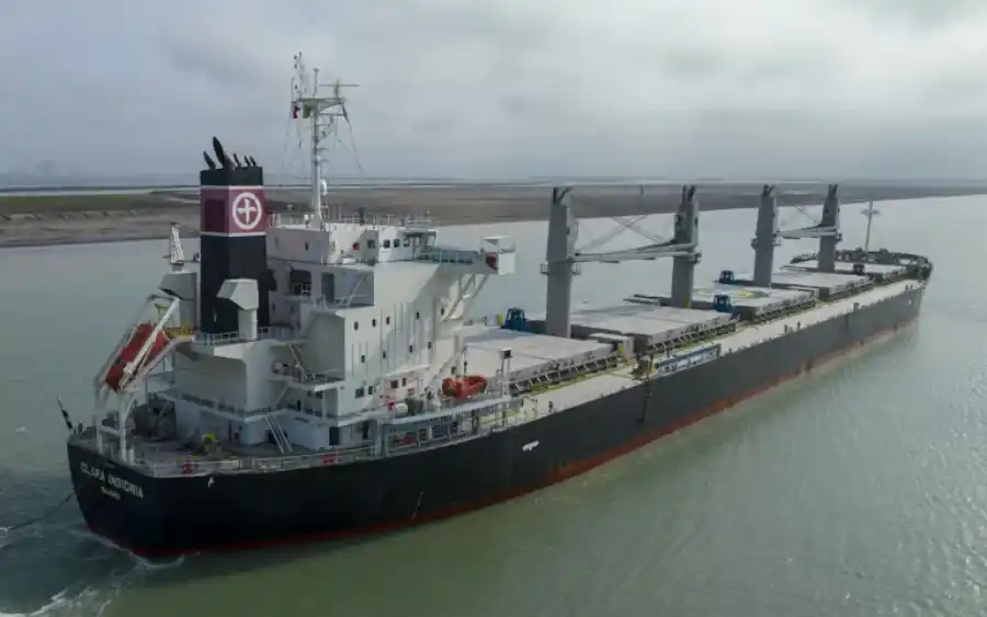El Clara Insignia, con bandera de islas Marshsall. Foto: Michael Farrel / Marine Traffic.