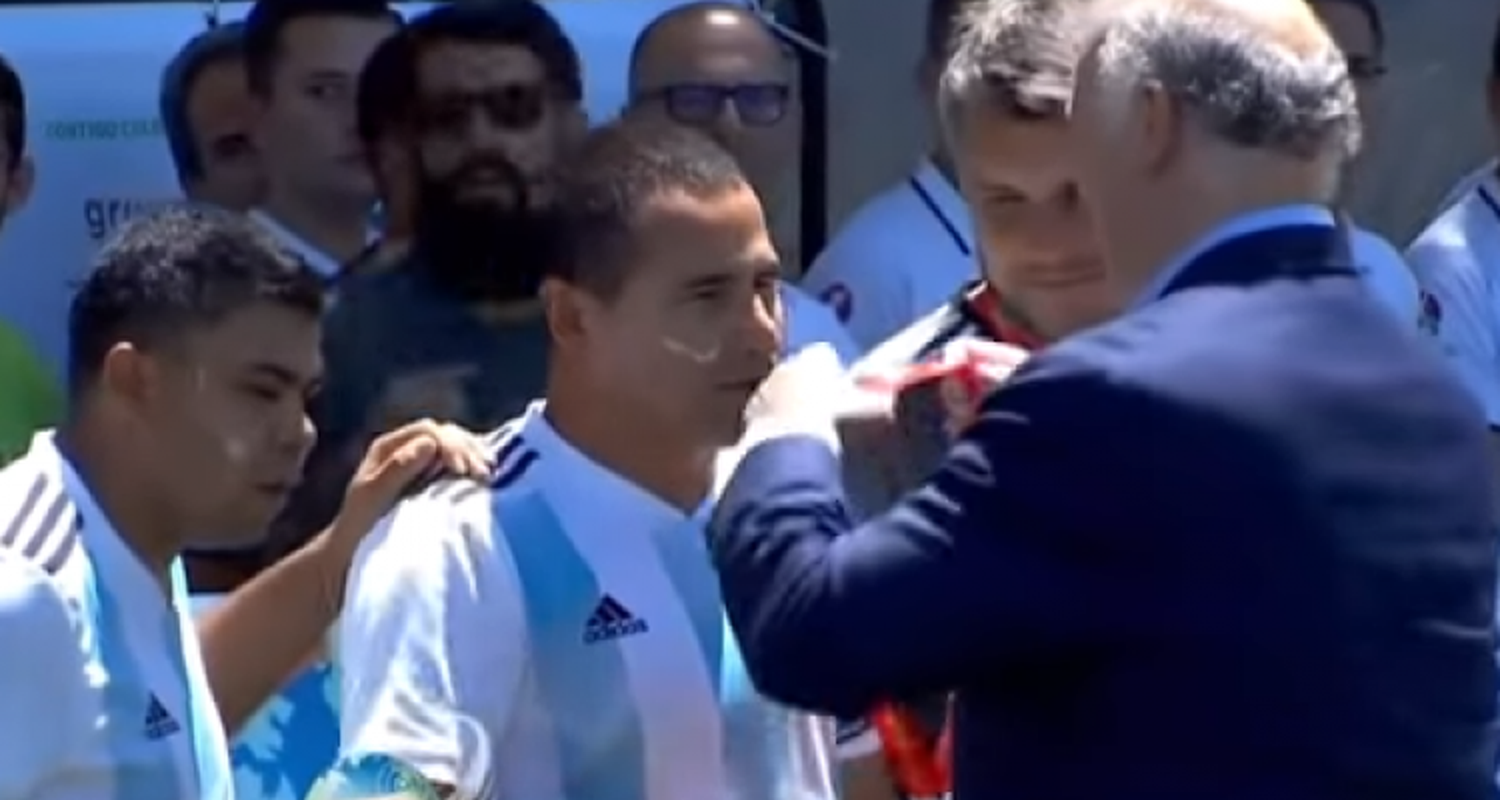 Silvio Velo recibió la medalla de plata de parte de Vicente Del Bosque