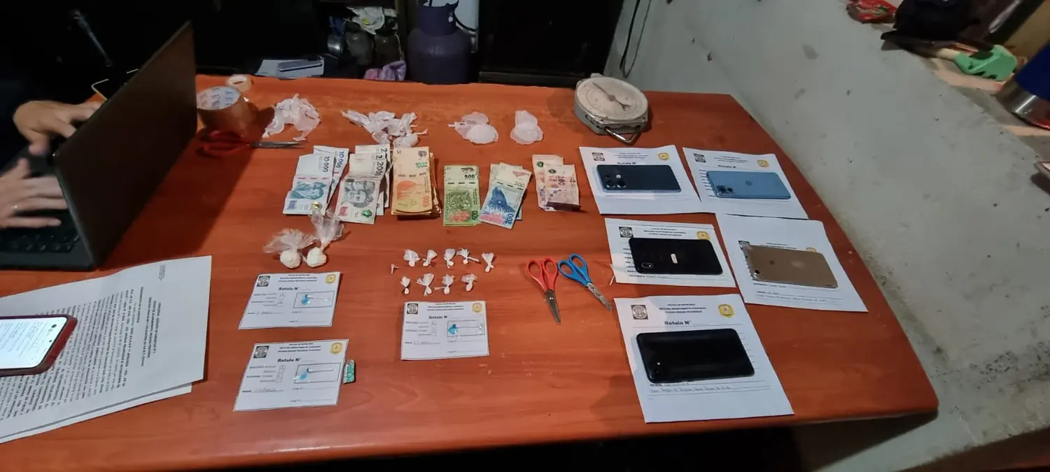 Allanamientos antidroga: secuestran cocaína compactada y detienen a cuatro personas