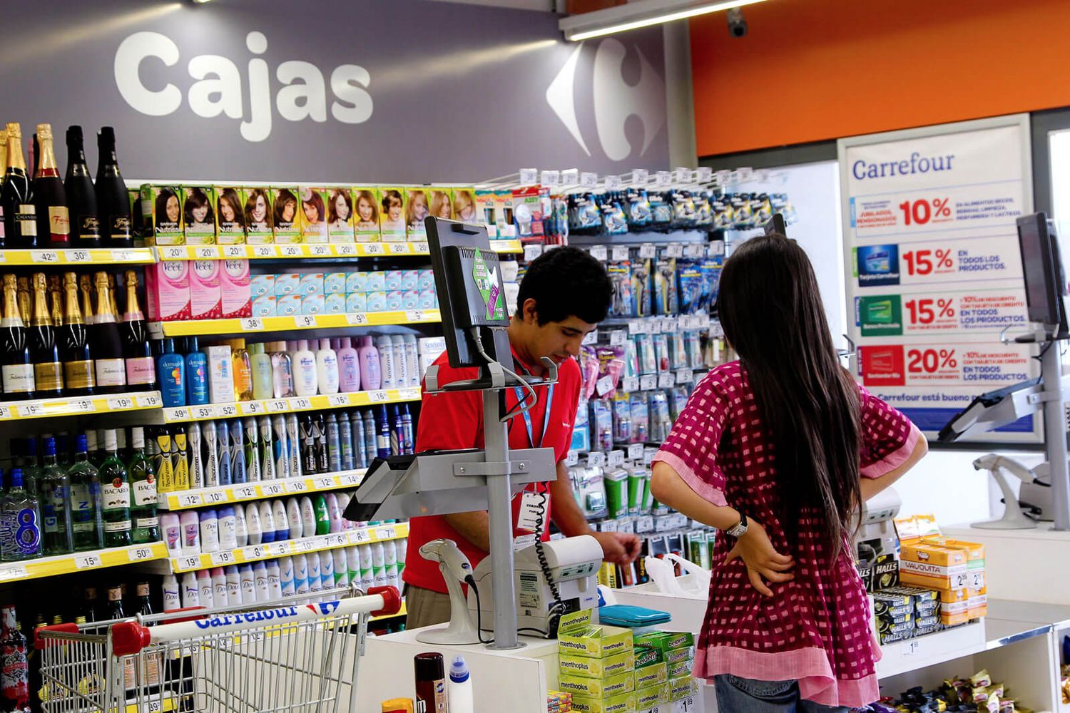Los autoservicios chinos buscan adquirir parte del negocio de cercanía del líder del consumo masivo