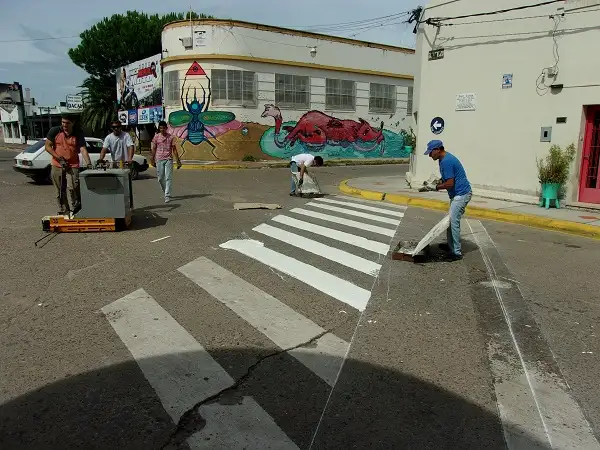 Realizan la demarcación horizontal en diferentes esquinas de la costanera