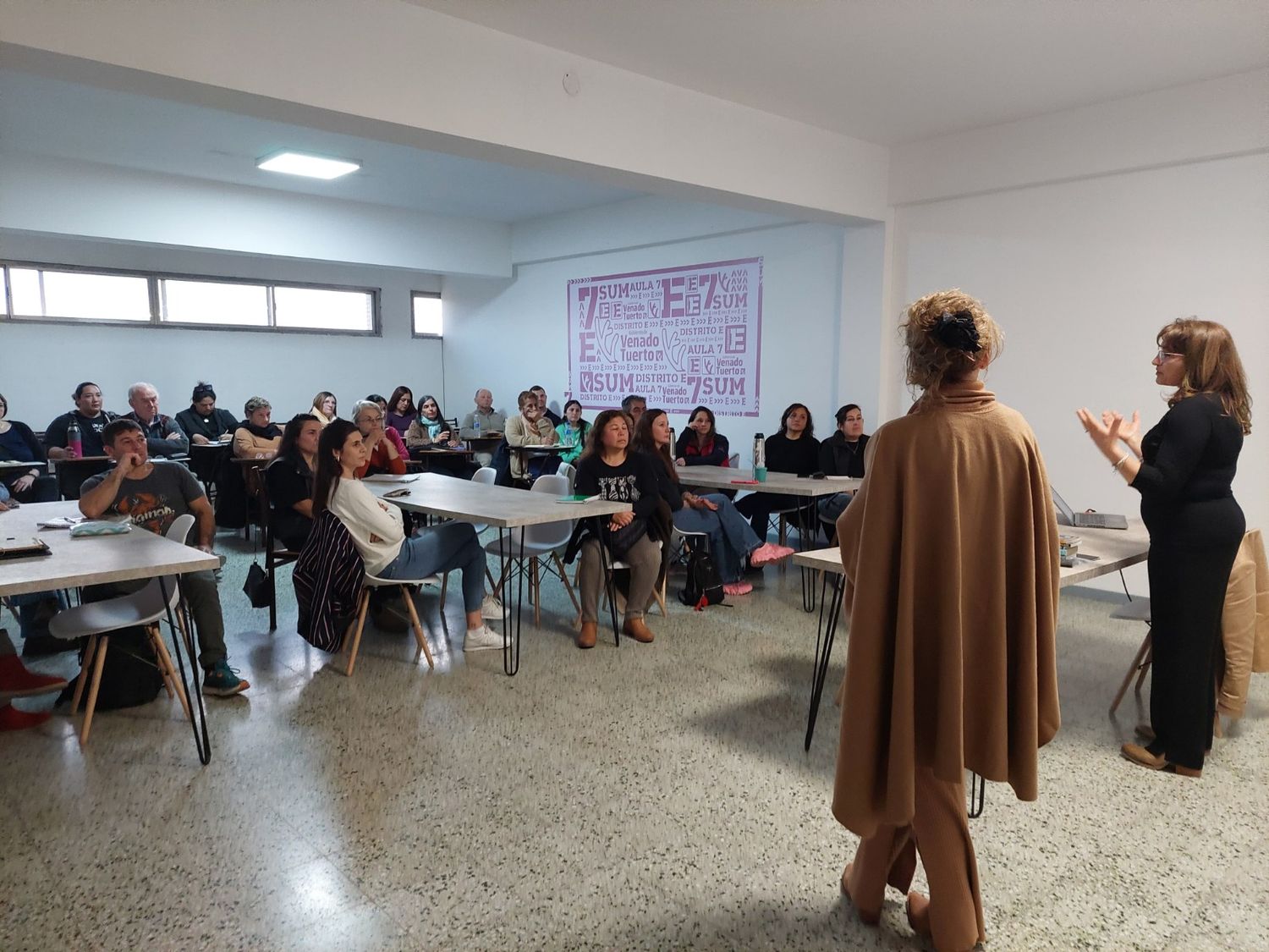 Las dos disertantes frente a una cantidad importante de participantes.