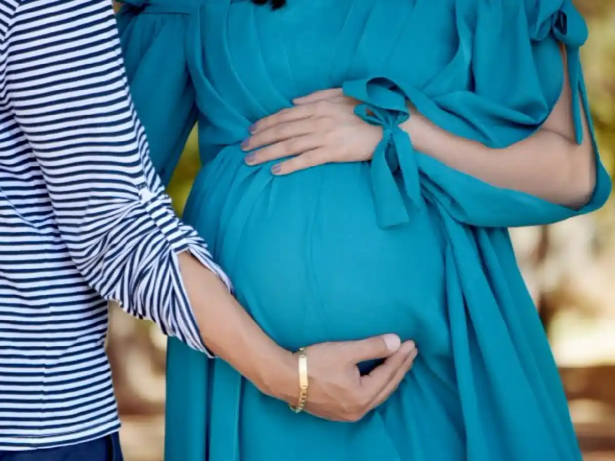 Conceden licencia por maternidad a mujer policía cuya esposa dará a luz