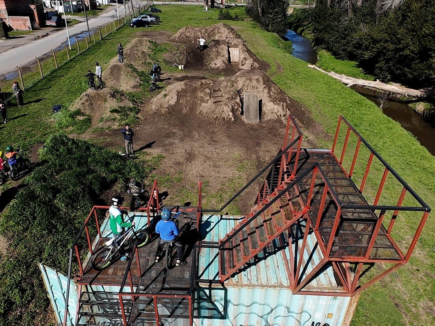 La pista de bike park en Parque Norte toma forma con el trabajo de los ciclistas y el aporte municipal