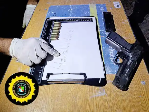 Dos detenidos y secuestro de armas y drogas en operativo policial