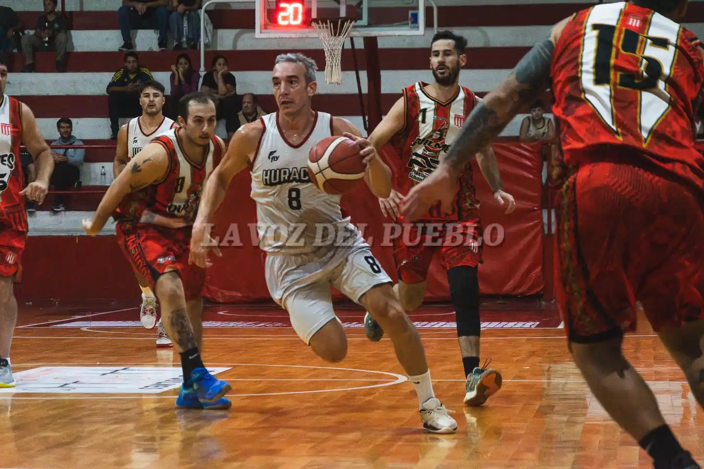 Agustín Apreda de Huracán de Necochea conduce el balón ante la marca quilmeña, dejó en el camino a Lofrano (8) y Perticarari (7), lo espera de frente Baccey (15)