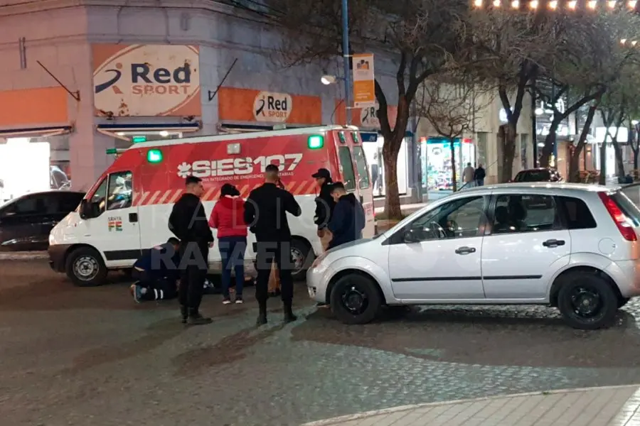 Fuerte accidente en pleno centro acabó con una chica en el hospital