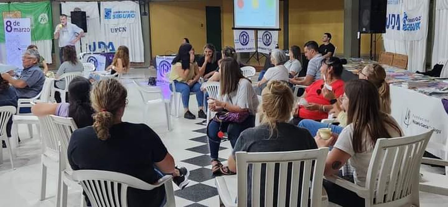 Andrea Lescano y Néstor “Yuyo” García, padres de la adolescente entrerriana víctima de femicidio en 2017, llevaron adelante el taller. Foto: Ariel Vergara (FM100)