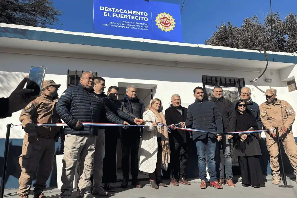 El corte de cinta que dejó inaugurado el destacamento rural en “El Fuertecito”
