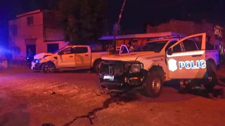 Como consecuencia del golpe, los dos policías que iban en el móvil resultaron heridos y fueron trasladados por una ambulancia del SAME.