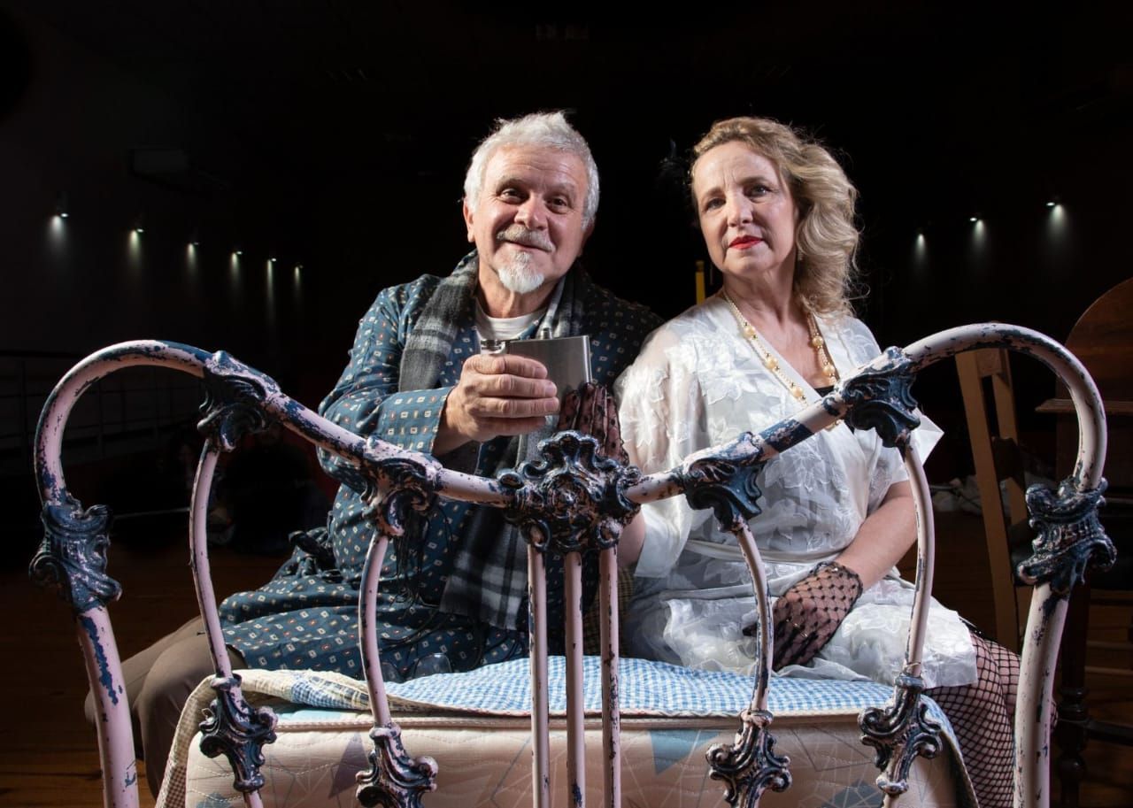El actor y director Jorge Lecroq, junto a la actriz Nora Tosco, en un pasaje de la obra "La Marquesa de Laskpur Loction", de Tennesee Williams