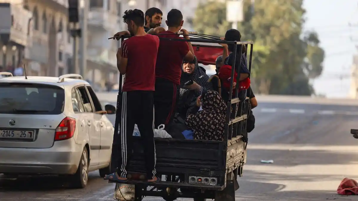   Se retrasa la orden de Israel para entrar en Gaza, donde sigue el éxodo de palestinos