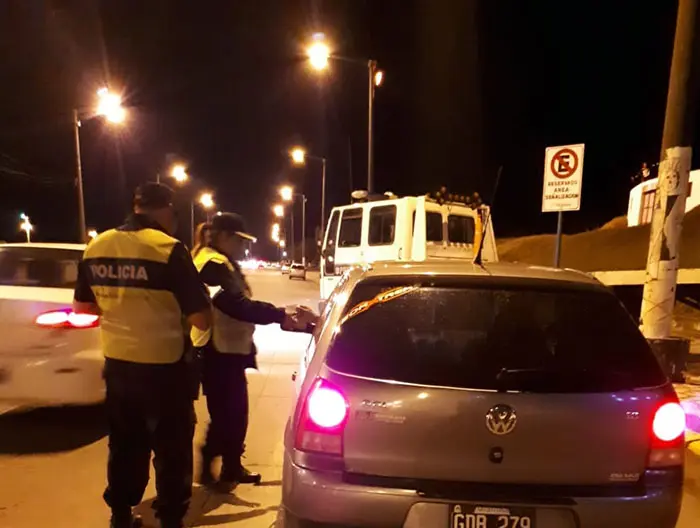 Roban autos para quedarse con partes y los abandonan