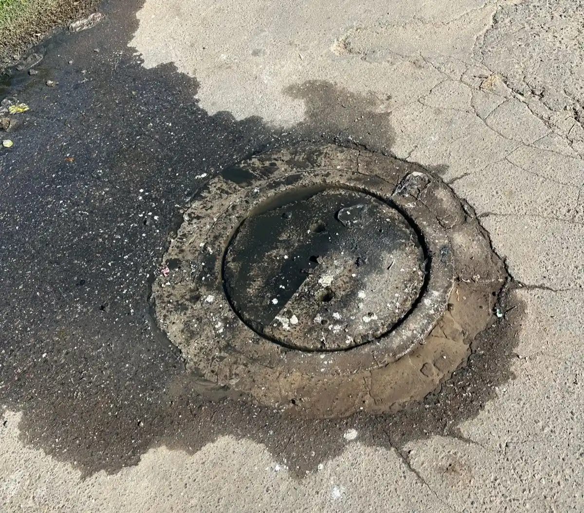 La vecina hace un recorrido de la mezcla de fluídos de las cloacas con las bombas de agua de su barrio. Pide que el municipio revise.