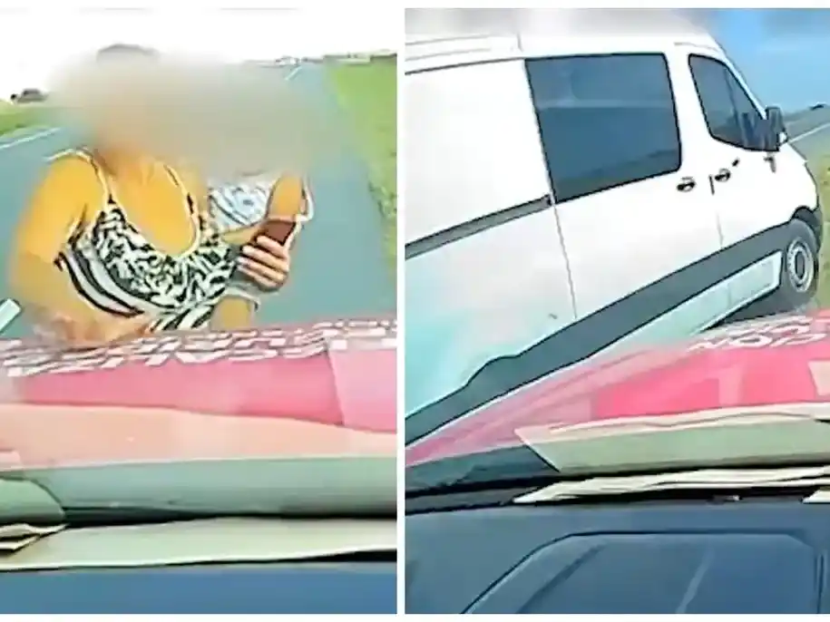 La mujer con el bebé en brazos agrediendo al móvil del Ministerio de Transporte y, luego, con su pareja en la camioneta intentando chocarlo.