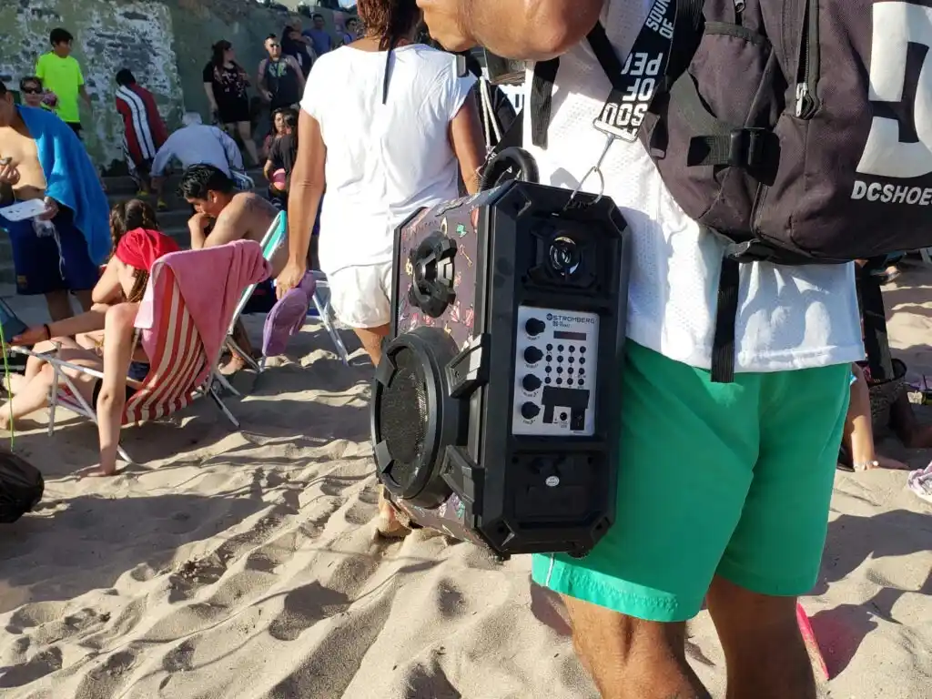 Tres Arroyos: Guardavidas impulsa proyecto para que un balneario sea “zona libre de parlantes”