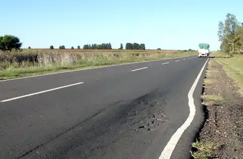 Volcó un camión cargado con vino en Pehuajó