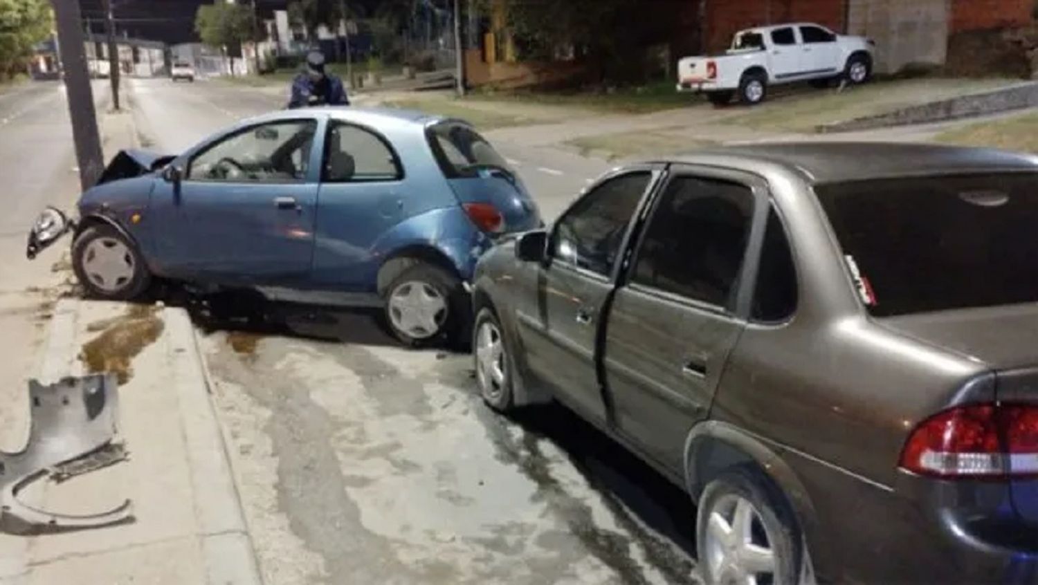 Una mujer y su hijo de 7 años fueron hospitalizados tras un violento choque