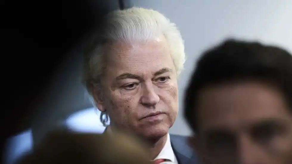 El diputado de extrema derecha Geert Wilders aparece tras retirar a su partido de la coalición cuatripartita holandesa en La Haya, Países Bajos, el martes 3 de junio de 2025. (Foto AP/Peter Dejong)