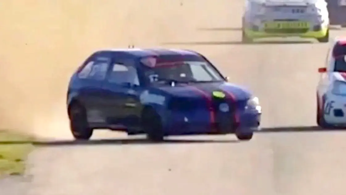 El VW Gol de Ulises Martínez ya recibió el toque. Foto: captura de pantalla.