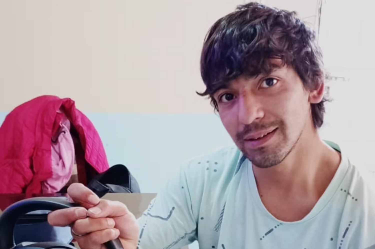 Emanuel tenía una discapacidad motriz derivada de un ACV infantil y sufría de epilepsia.