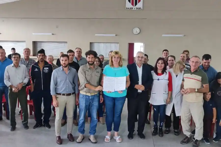 Se firmó convenio para mejorar caminos rurales en Bauer y Sigel