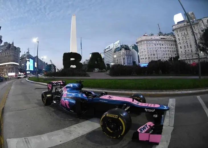 Un monoplaza de Fórmula 1 en las calles de Buenos Aires, en el marco del road show protagonizado por Franco Colapinto.