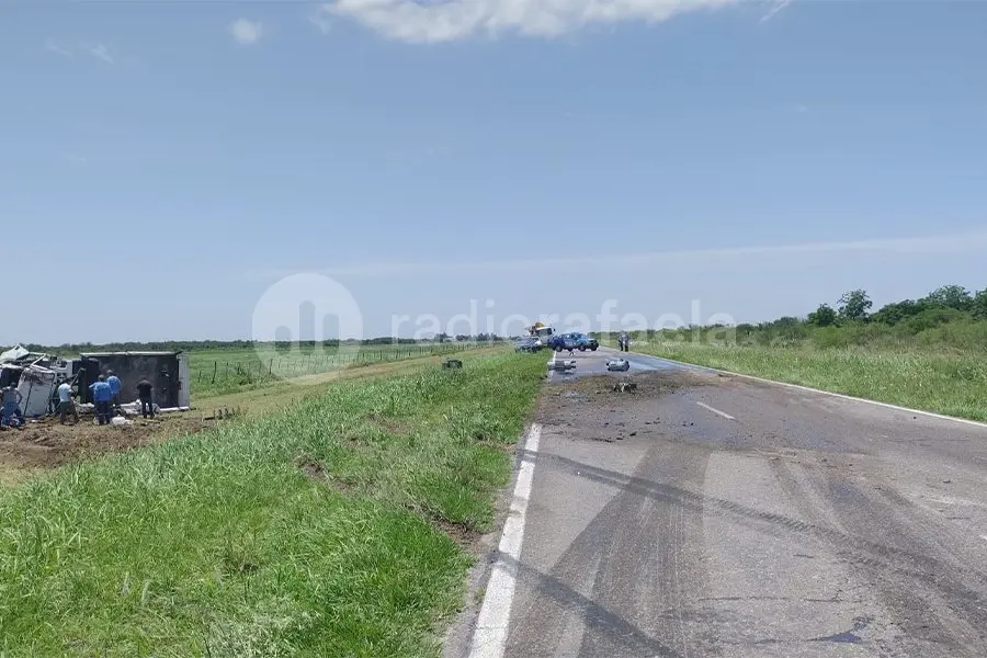 Un camión de la EPE que transportaba transformadores volcó en la RP N° 13