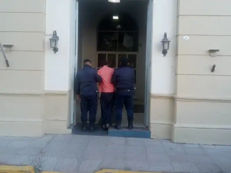 Alcoholizado y drogado, un joven atacó a su pareja