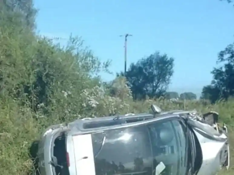 Auto volcado luego de ser robado en Frack